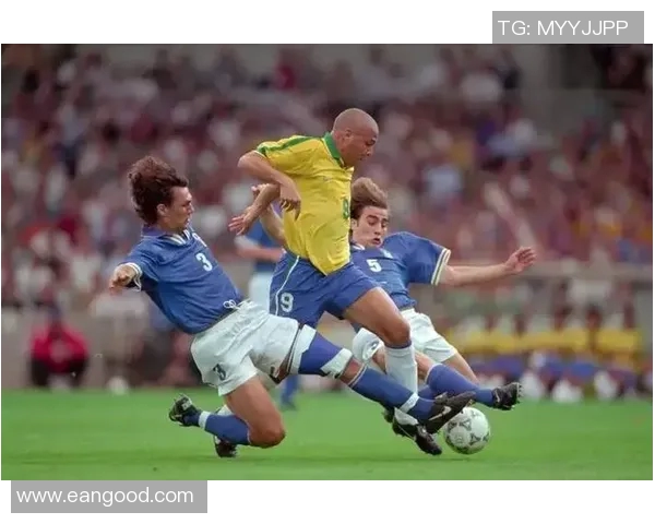 足球巨星幕后生活揭秘：从训练场到私人时光的日常点滴